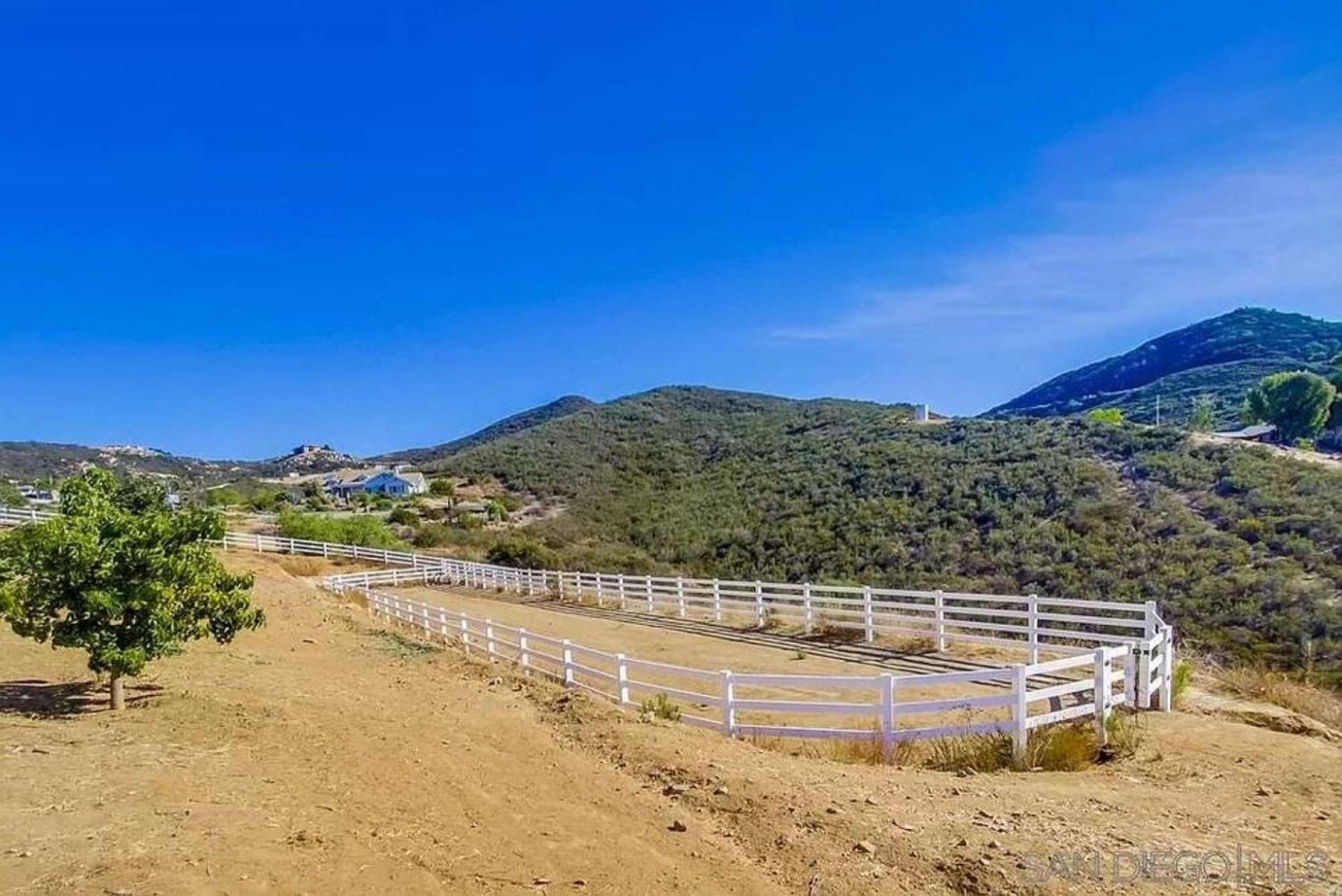 Private Home On 10 Acres - Heated Salt Pool & Jacuzzi, Mountain & City Views, Horseshoes, Basketball, Bbq, Golf Putting, Foosball, Croquet, Bose Stereo, White Cotton Bedding - Hilltop Hacienda, Pool Heat Optional Jamul Bagian luar foto